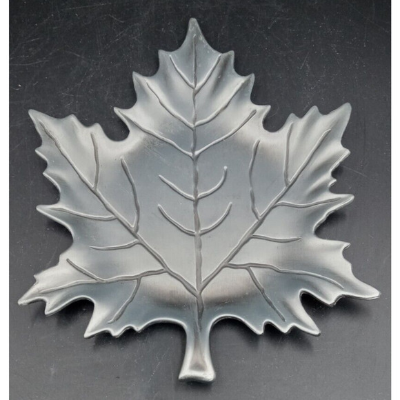 Very Pretty Silver Colored Metal Leaf Pillar Candle Holder Plate Dish - Picture 1 of 3